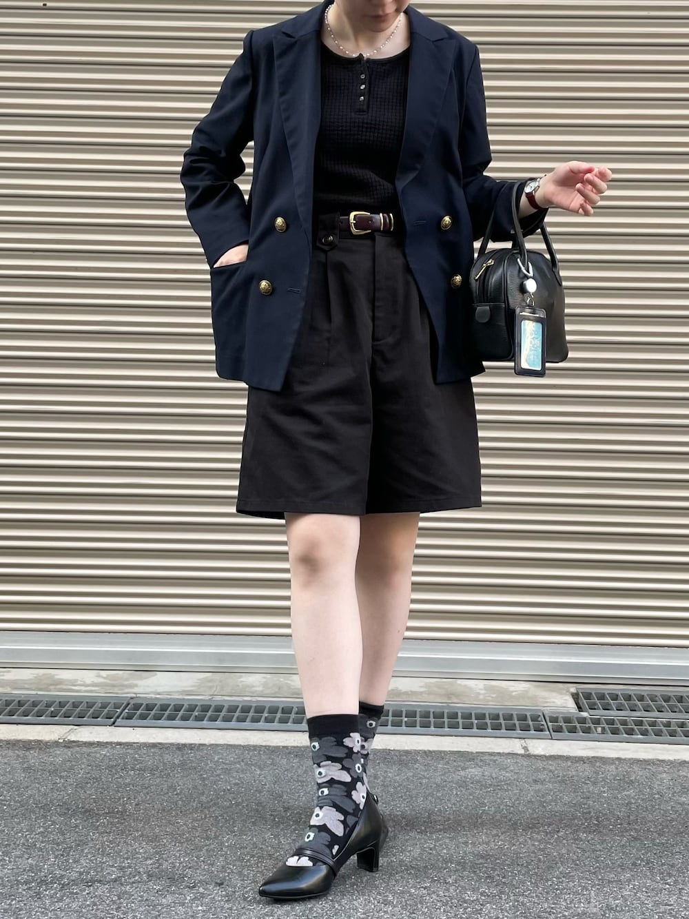 「ジャケット、ワントーンコーデ、ショートパンツ、marimekko、大人カジュアル、トラッド、ハーフパンツ」｜「CHILD WOMANのジャガードテレコヘンリー半袖P.O（Tシャツ/カットソー、ブラック系）」を使った、tororoさん（レディース・155cm）の夏コーディネートの1枚目の写真