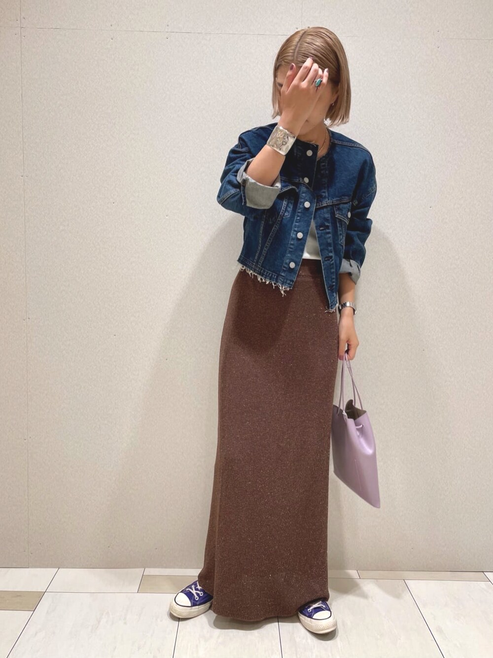 「カジュアル、ゆるコーデ、オトナカジュアル、秋服準備はじめました、高身長女子、デニム、デニムジャケット、ニットスカート、スカート、コンバース、チャックテイラー」｜「CONVERSEのアイテム（スニーカー、パープル系）」を使った、YAMAGATA_172cmさん（レディース・172cm）の夏コーディネートの1枚目の写真