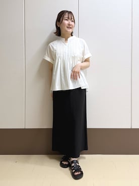「INDIVI（インディヴィ）の【撥水／UVケア／SETUP可能】軽量タックスキッパーブラウス（シャツ/ブラウス、ホワイト系）」を使った、Rikoさん（レディース）の夏コーディネート