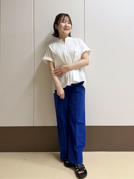 「INDIVI（インディヴィ）の【撥水／UVケア／SETUP可能】軽量タックスキッパーブラウス（シャツ/ブラウス、ホワイト系）」を使った、Rikoさん（レディース）の夏コーディネート
