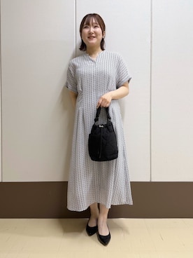 「INDIVI（インディヴィ）の【洗える】無地＆チェーン柄 シャーリングサッカーワンピース（ワンピース、グレー系）」を使った、Rikoさん（レディース）の夏コーディネート