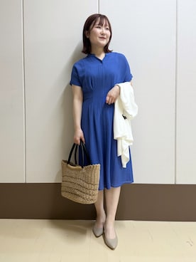 「INDIVI（インディヴィ）の【洗える】無地＆チェーン柄 シャーリングサッカーワンピース（ワンピース、ブルー系）」を使った、Rikoさん（レディース）の夏コーディネート