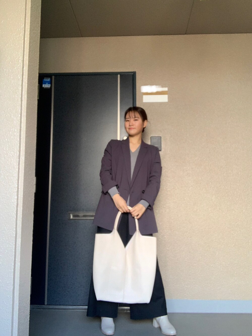 「低身長女子、ショートブーツ、ジャケット、テーラードジャケット、ワイドパンツ、ビッグバッグ、Vネック、お仕事コーデ、きれいめカジュアル」｜「theoryのアイテム（ニット/セーター、グレー系）」を使った、rirarirarirakoさん（レディース・153cm）の冬コーディネートの1枚目の写真