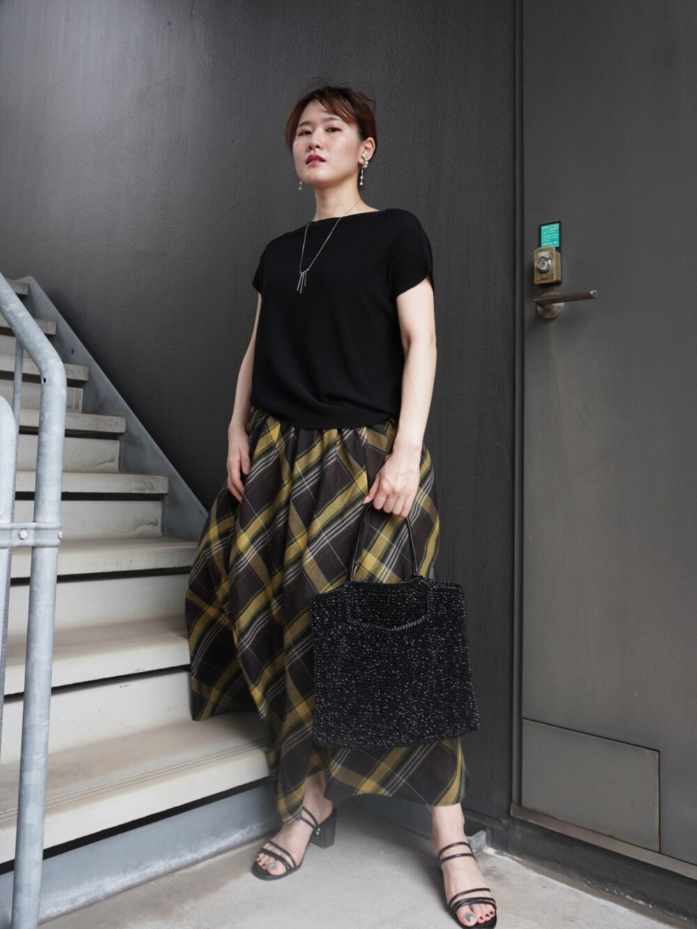 ブラック系のニット/セーター、その他のスカートを着用したレディースの夏コーディネートの1枚目の写真