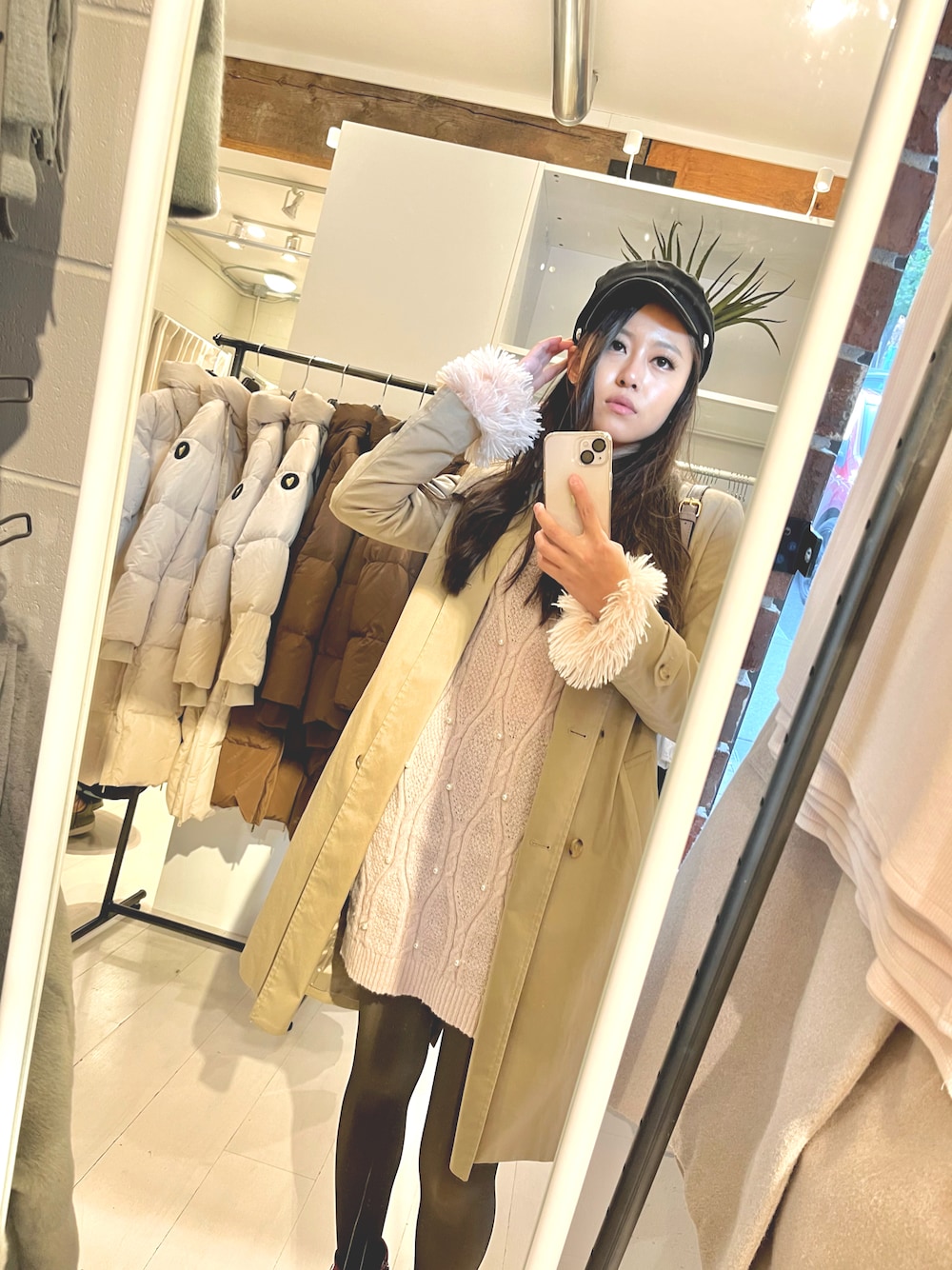 ピンク系のワンピース、ブラック系のタイツ/ストッキングを着用したレディースの秋コーディネートの1枚目の写真