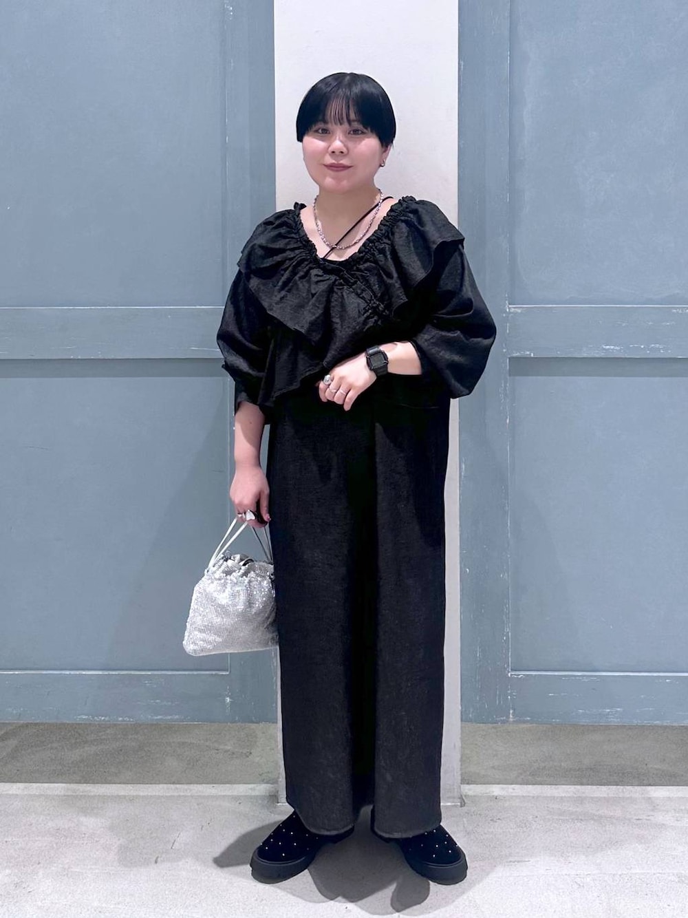 シルバー系のショルダーバッグ、その他のブーツ、ブラック系のワンピースを着用したレディースの秋コーディネートの1枚目の写真