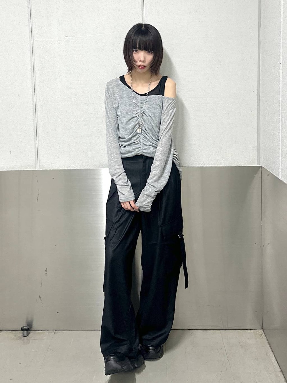 「韓国系、ストリート、女子ウケ、ワントーン、PAGEBOY、PBLIM、骨格ナチュラル_PAGEBOY、ブルベ夏_PAGEBOY、韓国ファッション、ブラックコーデ、新作、人気アイテムをチェック！、パンツ、秋コーデ、秋冬新作」｜「PAGEBOYのプラットチャンキースニーカー（スニーカー、ブラック系）」を使った、ｼﾐさん（レディース・161cm）の秋コーディネートの1枚目の写真