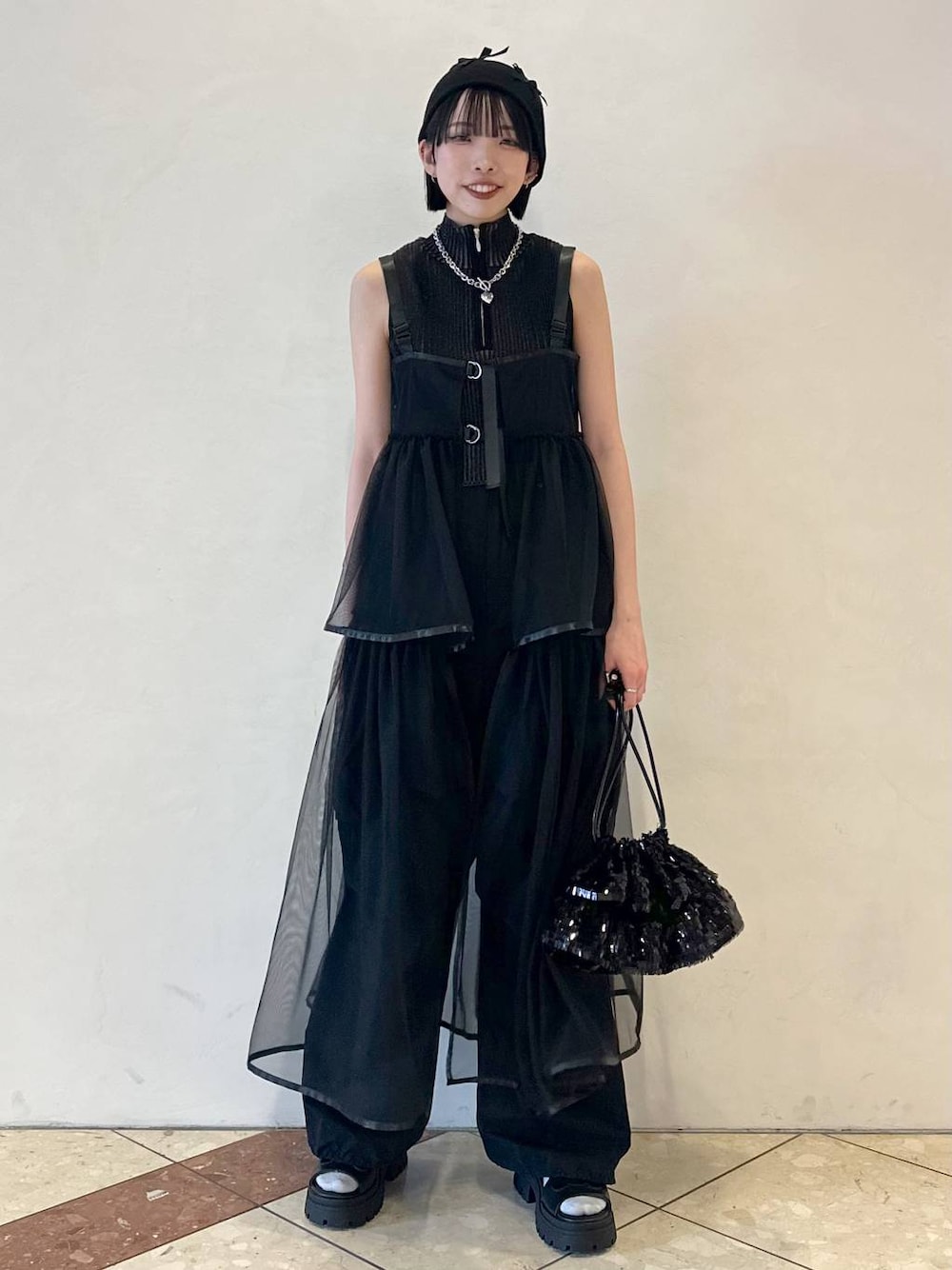「女子会、差し色コーデ、韓国系、ラフ、PAGEBOY、骨格ナチュラル_PAGEBOY、イエベ秋_PAGEBOY、春コーデ、春服みてみて、ワンピース、タンクトップ、ワイドパンツ、レイヤードスタイル、モノトーン、ハンドバッグ」｜「PAGEBOYのレースアップブーツサンダル（サンダル、ブラック系）」を使った、ｼﾐさん（レディース・161cm）の春コーディネートの1枚目の写真