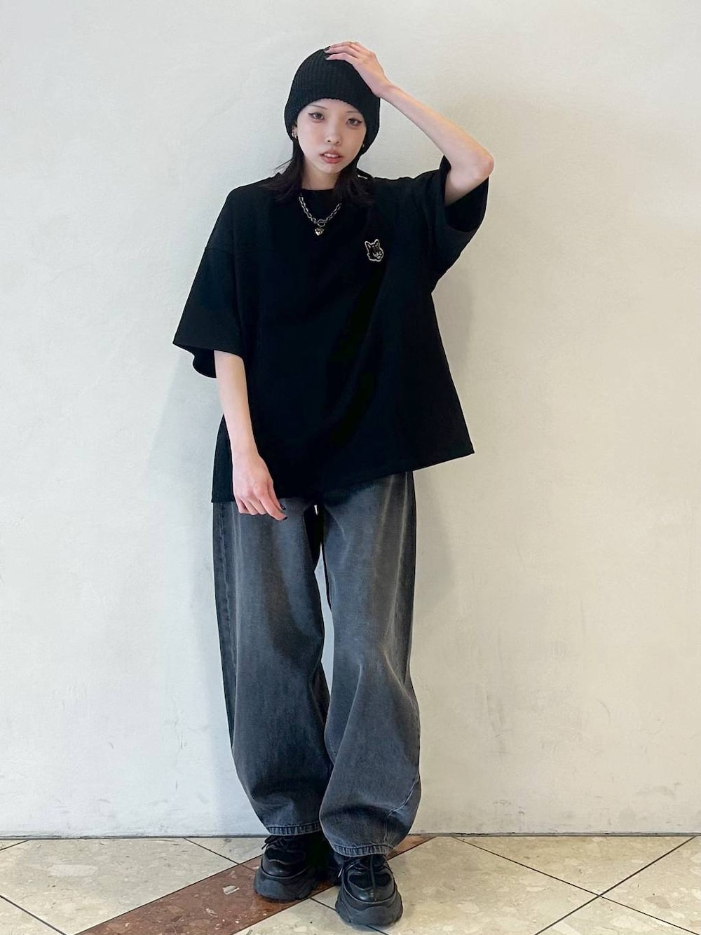 ブラック系のスニーカー、ブラック系のデニムパンツ、ブラック系のTシャツ/カットソーを着用したレディースの春コーディネートの1枚目の写真