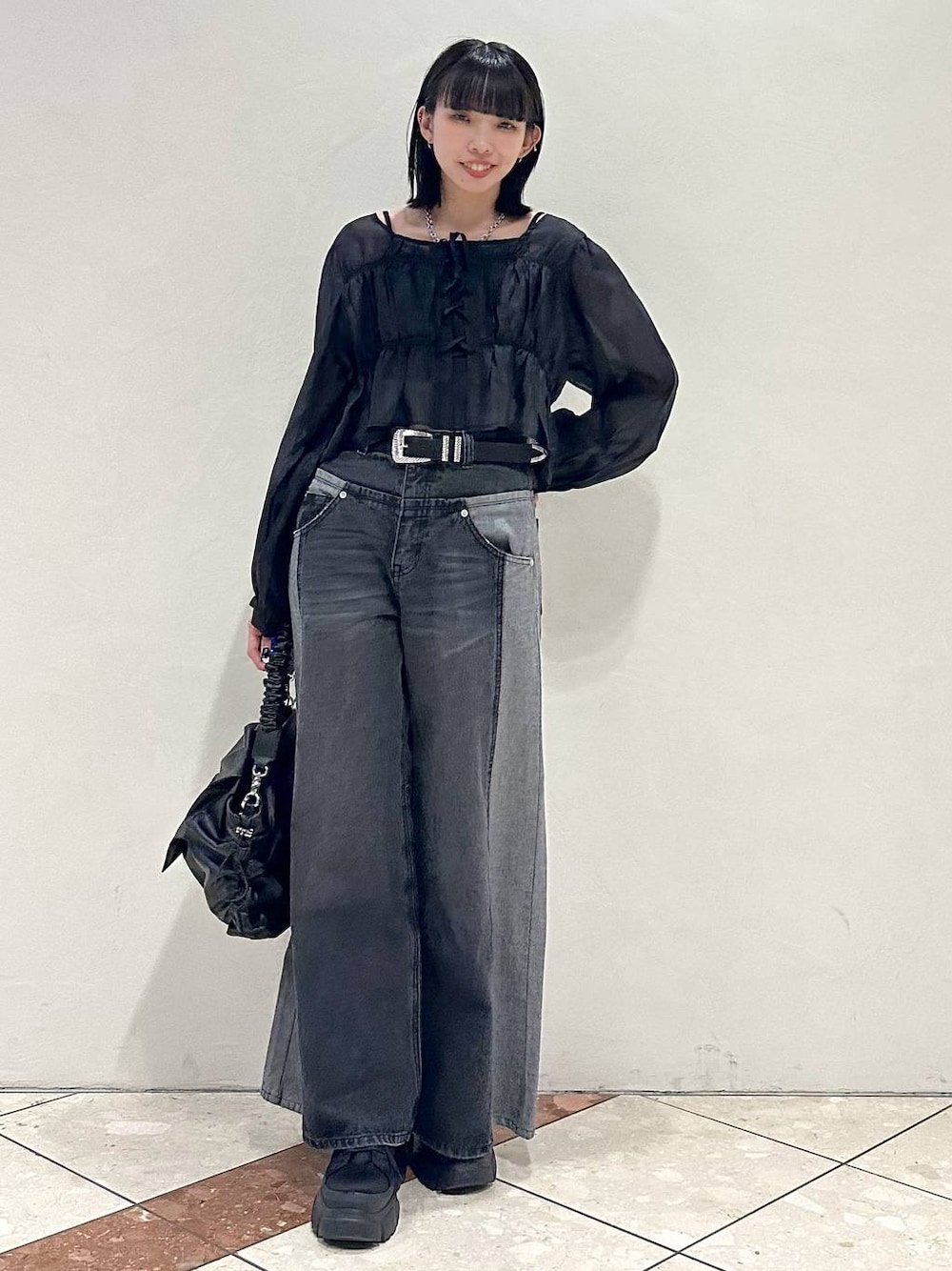 ブラック系のシャツ/ブラウス、ブラック系のデニムパンツ、ブラック系のショルダーバッグを着用したレディースの冬コーディネートの1枚目の写真