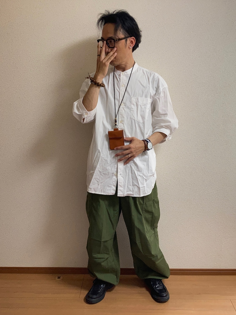 「スタンドカラーシャツ、ワイドカーゴパンツ、チロリアンシューズ」｜「no brandのアイテム（シャツ/ブラウス、ホワイト系）」を使った、sngkbbさん（メンズ・165cm）の春コーディネートの1枚目の写真