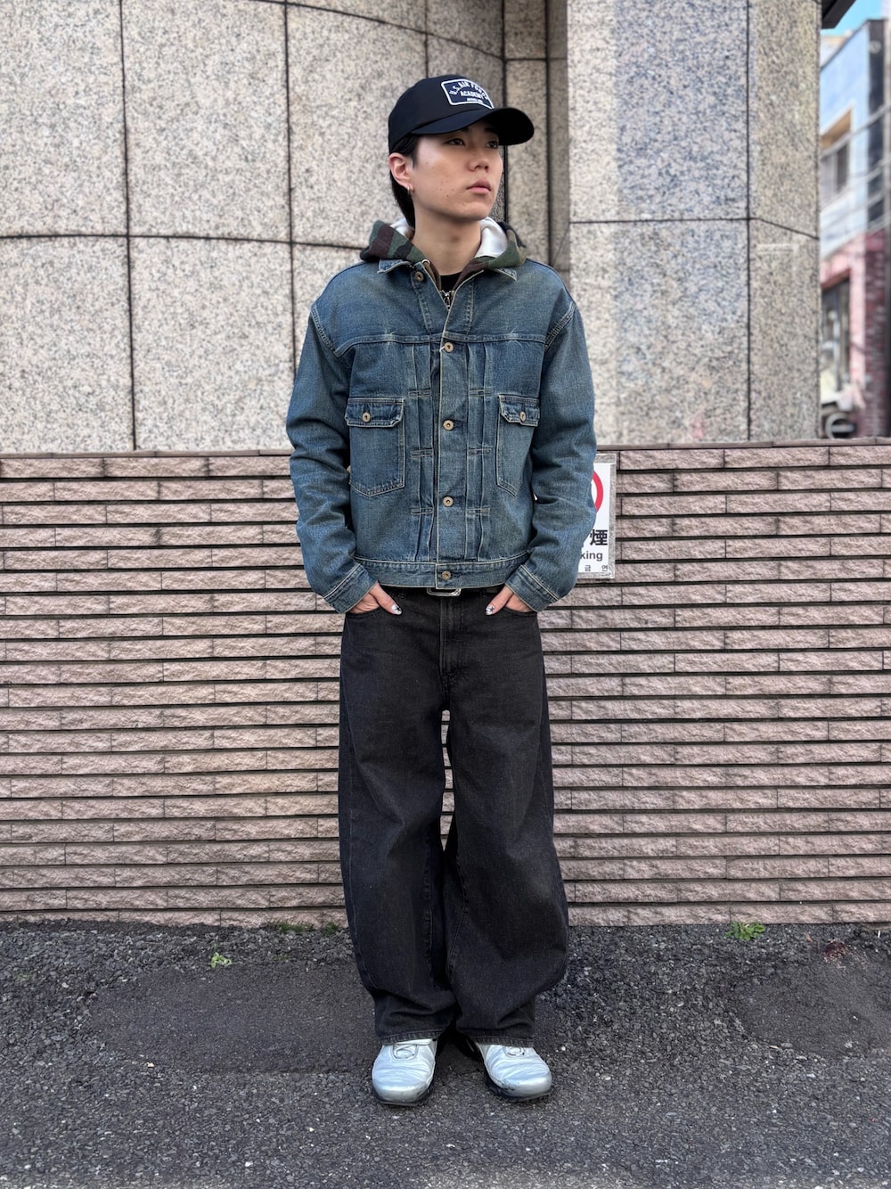 「AVIREX、ファッションの力を信じよう、キャップ、パーカー、デニムジャケット、ストリート、サスペンダー、ストリートコーデ、フーディー、ネクタイ、春コーデ」｜「AVIREXのAIRFORCE LOGO MESHCAP / エアフォース ロゴ メッシュキャップ / AVIREX / アヴィレックス（キャップ、ブラック系）」を使った、しんたろうさん（メンズ・172cm）の冬コーディネートの1枚目の写真