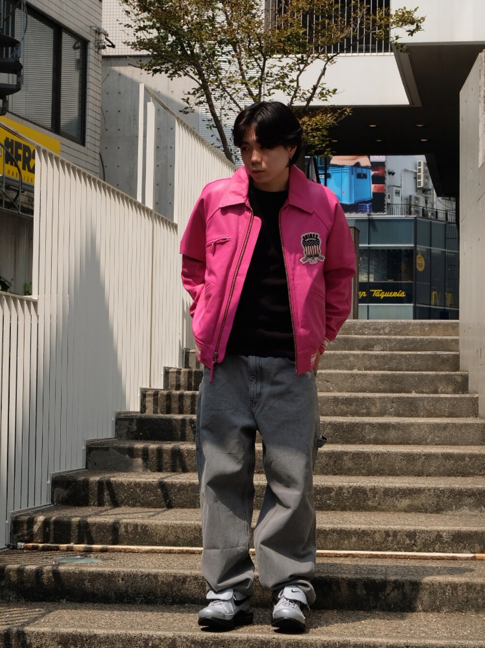 「レザー、レザージャケット、秋のコーデ、AVIREX、お出かけコーデ、大人コーデ、ペインターパンツ、トラックジャケット、メンズファッション、ファッションの力を信じよう」｜「AVIREXのLIGHT SIGNATURE VARSITY JACKET / ライト シグネチャー バーシティ ジャケット / AVIREX / アヴィレックス（スタジャン、ピンク系）」を使った、しんたろうさん（メンズ・172cm）の秋コーディネートの1枚目の写真