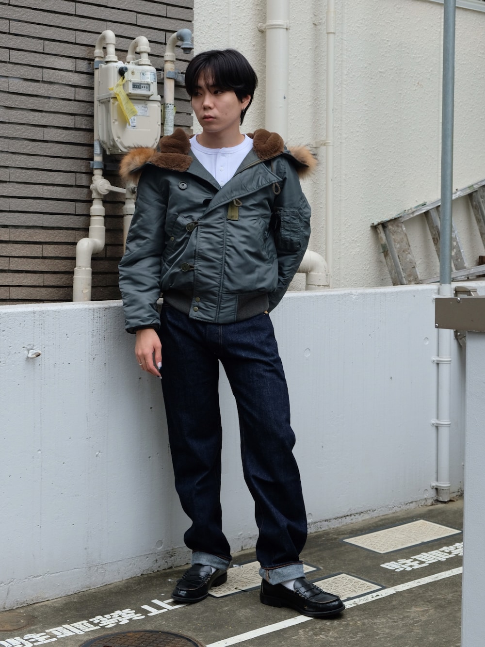 「ミリタリー、アメカジ、ローファー、AVIREX、ミリタリージャケット、デニムパンツ、ミリタリーコーデ、アメカジコーデ、y2k、ファッションの力を信じよう」｜「AVIREXの【6143504】AVIREX　デイリーウエア 半袖 ヘンリーネックTシャツ（Tシャツ/カットソー、ホワイト系）」を使った、しんたろうさん（メンズ・172cm）の秋コーディネートの1枚目の写真