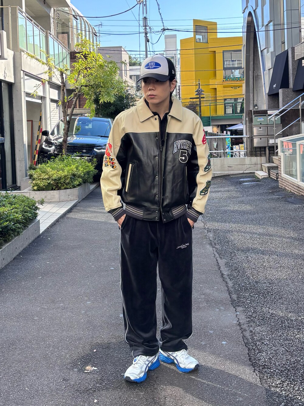 「レザー、レザージャケット、AVIREX、冬コーデ、シンプルコーデ、カジュアルコーデ、秋冬コーデ、冬アウター、ファッションの力を信じよう、最近のいい感じコーデ」｜「AVIREXのAVIREX×NEW ERA / アヴィレックス / ニューエラ / WAPPEN MESH CAP / ワッペン メッシュキャップ（キャップ、ブラック系）」を使った、しんたろうさん（メンズ・172cm）の秋コーディネートの1枚目の写真