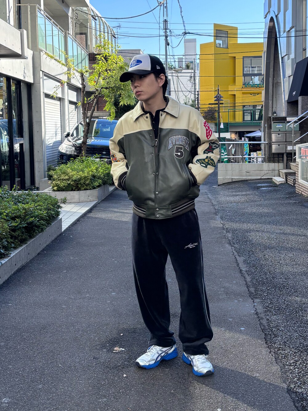 「レザー、AVIREX、休日スタイル、お出かけコーデ、冬、カジュアルコーデ、秋冬コーデ、秋服コーデ、ファッションの力を信じよう、最近のいい感じコーデ」｜「AVIREXのAVIREX×NEW ERA / アヴィレックス / ニューエラ / WAPPEN MESH CAP / ワッペン メッシュキャップ（キャップ、ブラック系）」を使った、しんたろうさん（メンズ・172cm）の秋コーディネートの1枚目の写真