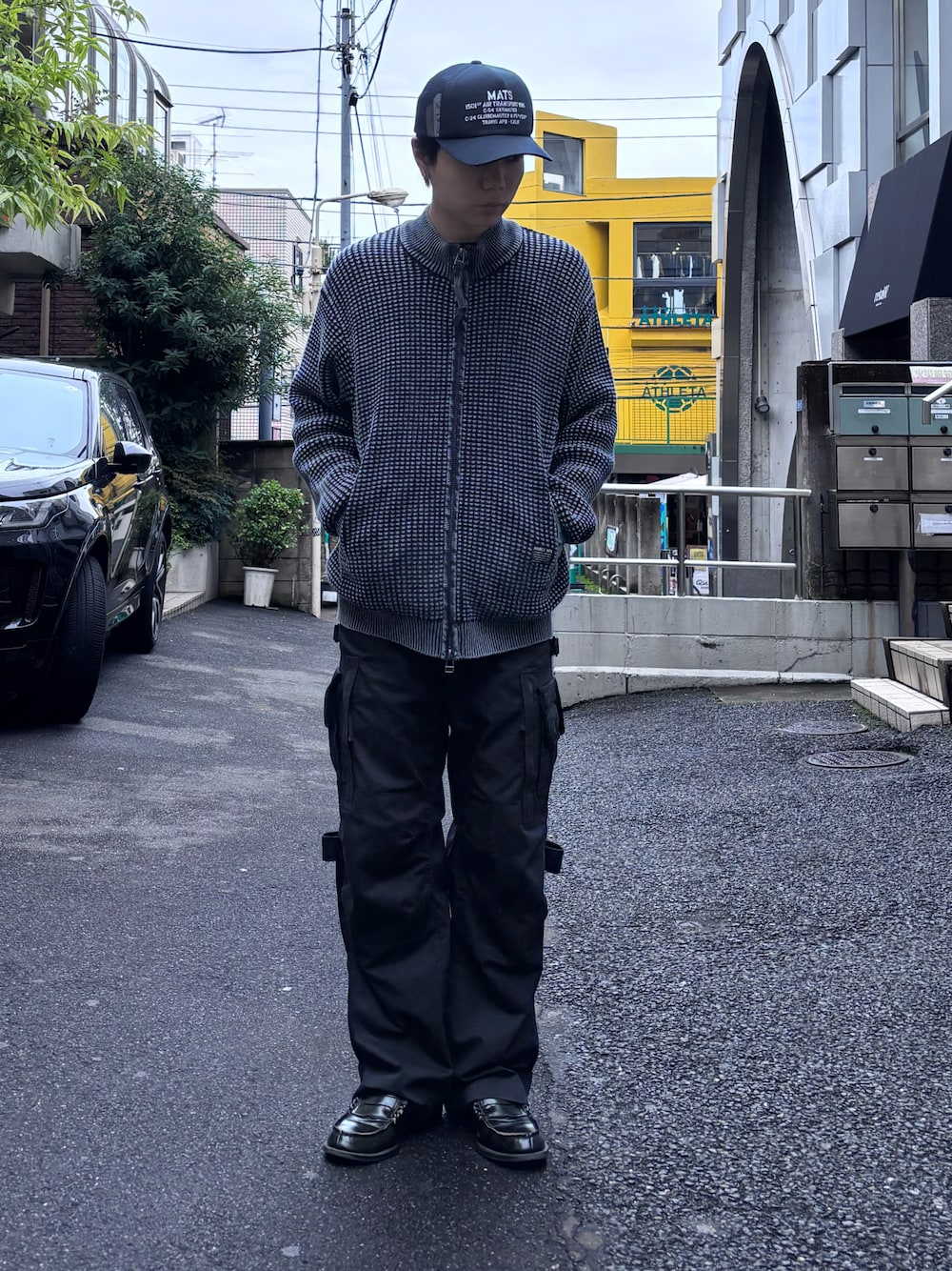 「ニット、カジュアル、キャップ、ネイビー、AVIREX、カーゴパンツ、カジュアルコーデ、秋コーデ、ドライバーズニット、ファッションの力を信じよう」｜「AVIREXのMESH CAP MATS / メッシュ キャップ / AVIREX / アヴィレックス（キャップ、ブルー系）」を使った、しんたろうさん（メンズ・172cm）の秋コーディネートの1枚目の写真