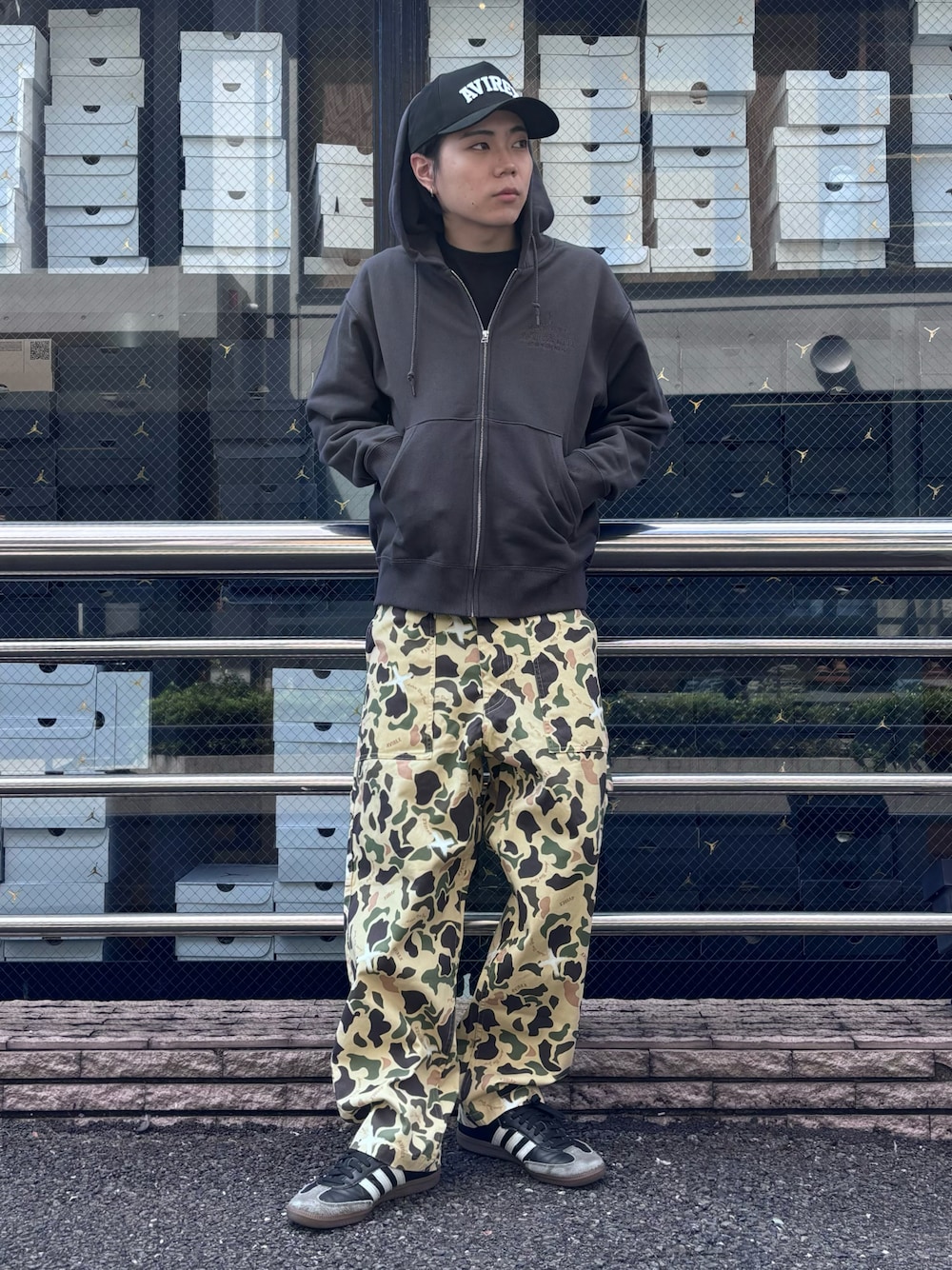 「ミリタリー、シンプル、カモフラ、パーカー、AVIREX、お出かけコーデ、デートコーデ、フーディー、メンズファッション、ファッションの力を信じよう」｜「AVIREXのVARSITY LOGO ZIP SWEAT PARKA NYC / バーシティ ロゴ ジップ スウェット パーカー / AVIREX / アヴィレックス（パーカー、グレー系）」を使った、しんたろうさん（メンズ・172cm）の秋コーディネートの1枚目の写真
