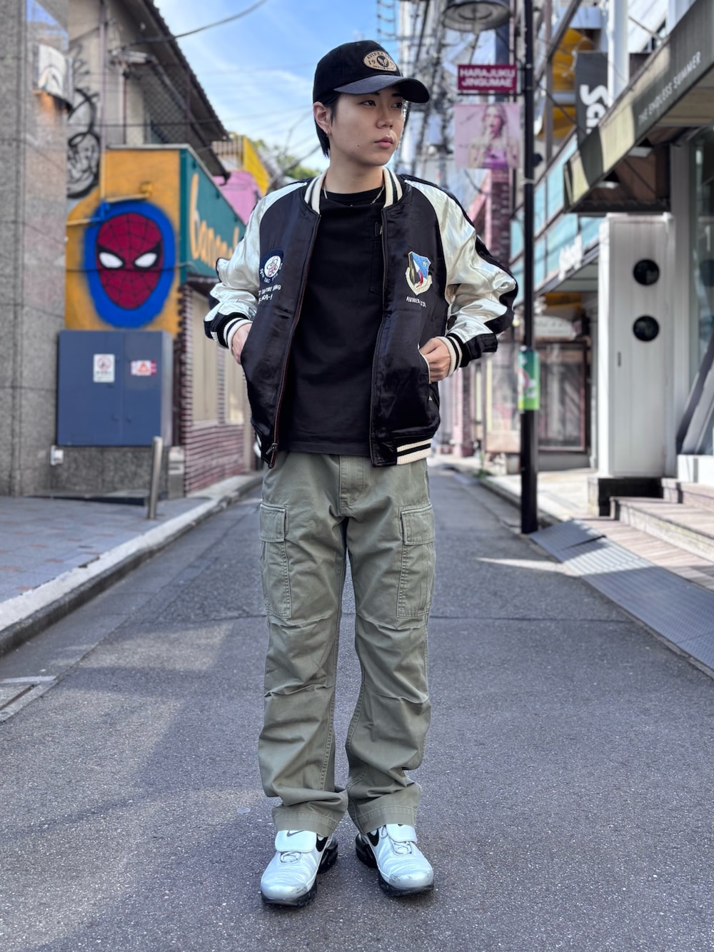 「スカジャン、ミリタリー、キャップ、AVIREX、カーゴパンツ、大人コーデ、秋コーデ、低身長男子、いいね、save、フォローお願いします🤑、ファッションの力を信じよう」｜「AVIREXのWAPPEN CORDUROY LOW CAP / ワッペン コーデュロイ ロウ キャップ / AVIREX / アヴィレックス（キャップ、ブラック系）」を使った、しんたろうさん（メンズ・172cm）の秋コーディネートの1枚目の写真