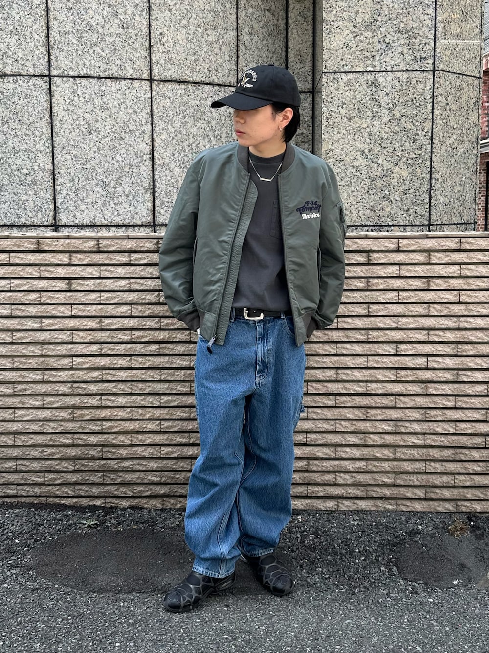 「デニム、MA-1、キャップ、AVIREX、お出かけコーデ、ゆるコーデ、秋コーデ、秋服準備はじめました、ファッションの力を信じよう、アツいコーデ全部見せ」｜「AVIREXのFLYING TIGER LOW CAP / フライングタイガー ロウキャップ / AVIREX / アヴィレックス（キャップ、ブラック系）」を使った、しんたろうさん（メンズ・172cm）の夏コーディネートの1枚目の写真