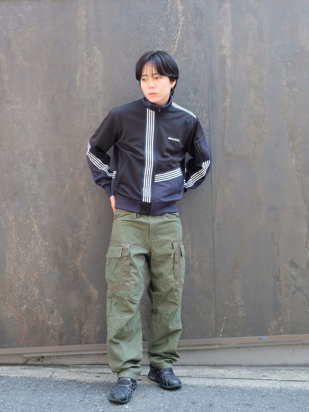「AVIREX、ジャージ、カーゴパンツ、お出かけコーデ、トラックジャケット、今日のコーデ、秋コーデ、秋服準備はじめました、ファッションの力を信じよう、アツいコーデ全部見せ」｜「AVIREXの《CROSSOVER》TRACK JACKET / トラック ジャケット クロスオーバー / AVIREX / アヴィレックス（ジャージ、ブラック系）」を使った、しんたろうさん（メンズ・172cm）の夏コーディネートの1枚目の写真