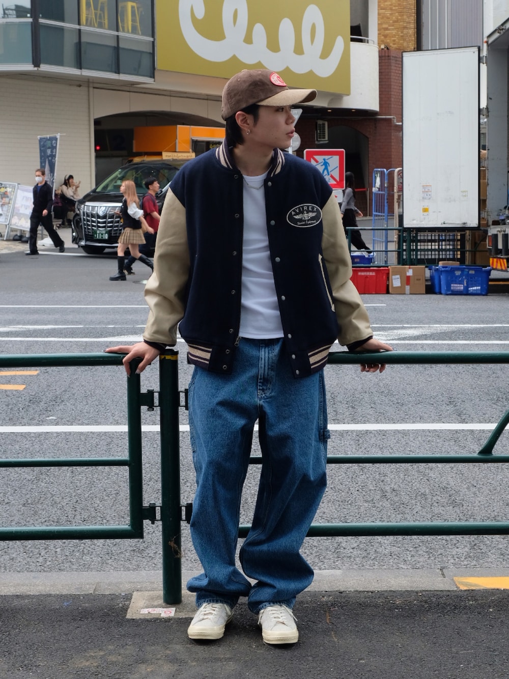 「スタジャン、シンプル、キャップ、ストリート、AVIREX、お出かけコーデ、スケーター、デートコーデ、秋コーデ、ファッションの力を信じよう」｜「AVIREXのWAPPEN CORDUROY LOW CAP / ワッペン コーデュロイ ロウ キャップ / AVIREX / アヴィレックス（キャップ、ブラウン系）」を使った、しんたろうさん（メンズ・172cm）の秋コーディネートの1枚目の写真