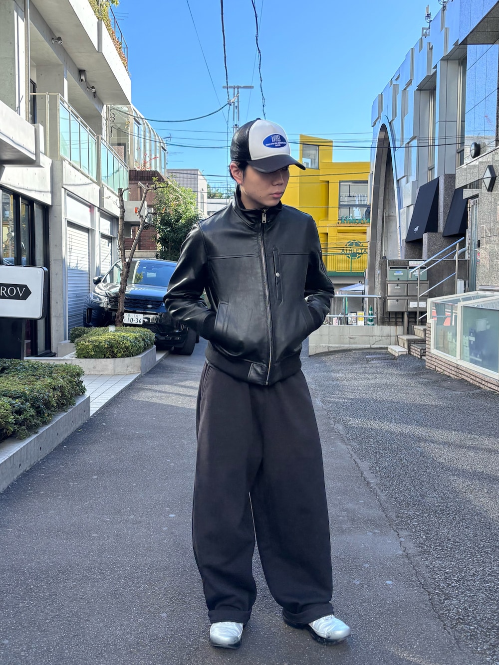 「AVIREX、ファッションの力を信じよう、休日コーデ、大人カジュアル、シンプルスタイル、おでかけコーデ、スウェットパンツ、今日のコーデ、デートコーデ、レザー」｜「AVIREXのSTAND LEATHER MA-1 MOD JACKET / スタンド レザー MA-1 モディファイ ジャケット / AVIREX / アヴィレックス（MA-1、ブラック系）」を使った、しんたろうさん（メンズ・172cm）の冬コーディネートの1枚目の写真