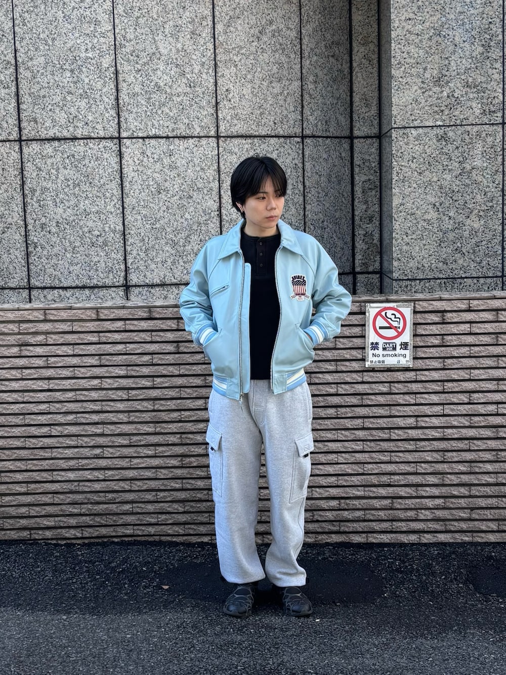 「AVIREX、レザー、レザージャケット、ヴァーシティージャケット、スウェット、カーゴパンツ」｜「AVIREXのLIGHT SIGNATURE VARSITY JACKET / ライト シグネチャー バーシティ ジャケット / AVIREX / アヴィレックス（スタジャン、ブルー系）」を使った、しんたろうさん（メンズ・172cm）の春コーディネートの1枚目の写真