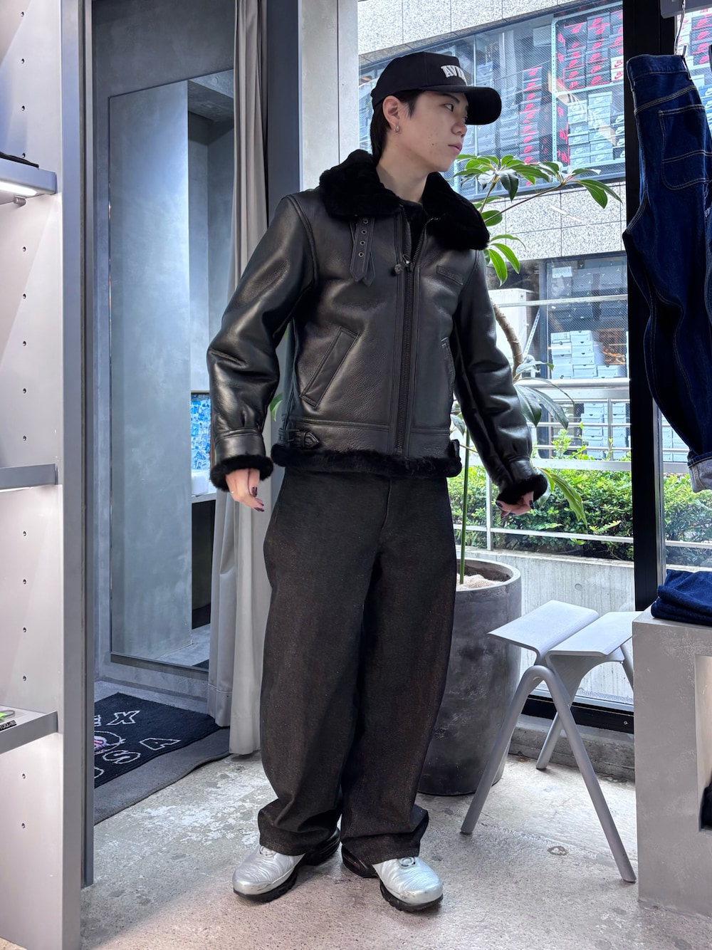 「レザー、レザージャケット、AVIREX、ムートン、お出かけコーデ、ムートンジャケット、シンプルコーデ、B-3、冬アウター、ファッションの力を信じよう」｜「AVIREXのB-3 PLAIN / B-3 プレーン / フライトジャケット / AVIREX / アイレックス（ムートンコート、ブラック系）」を使った、しんたろうさん（メンズ・172cm）の秋コーディネートの1枚目の写真