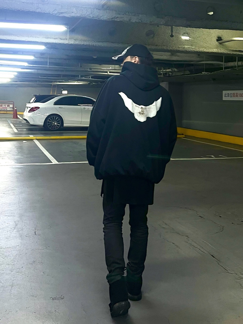 「yeezy、yeezyboost750、Yeezygap」｜「YEEZY GAPのアイテム（パーカー、ブラック系）」を使った、xxdavidgさん（メンズ・176cm）の冬コーディネートの1枚目の写真