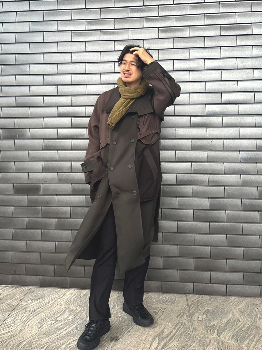 ブラック系のジャケット/アウター、ブラック系のスニーカー、ブラック系のパンツを着用したメンズの冬コーディネートの1枚目の写真