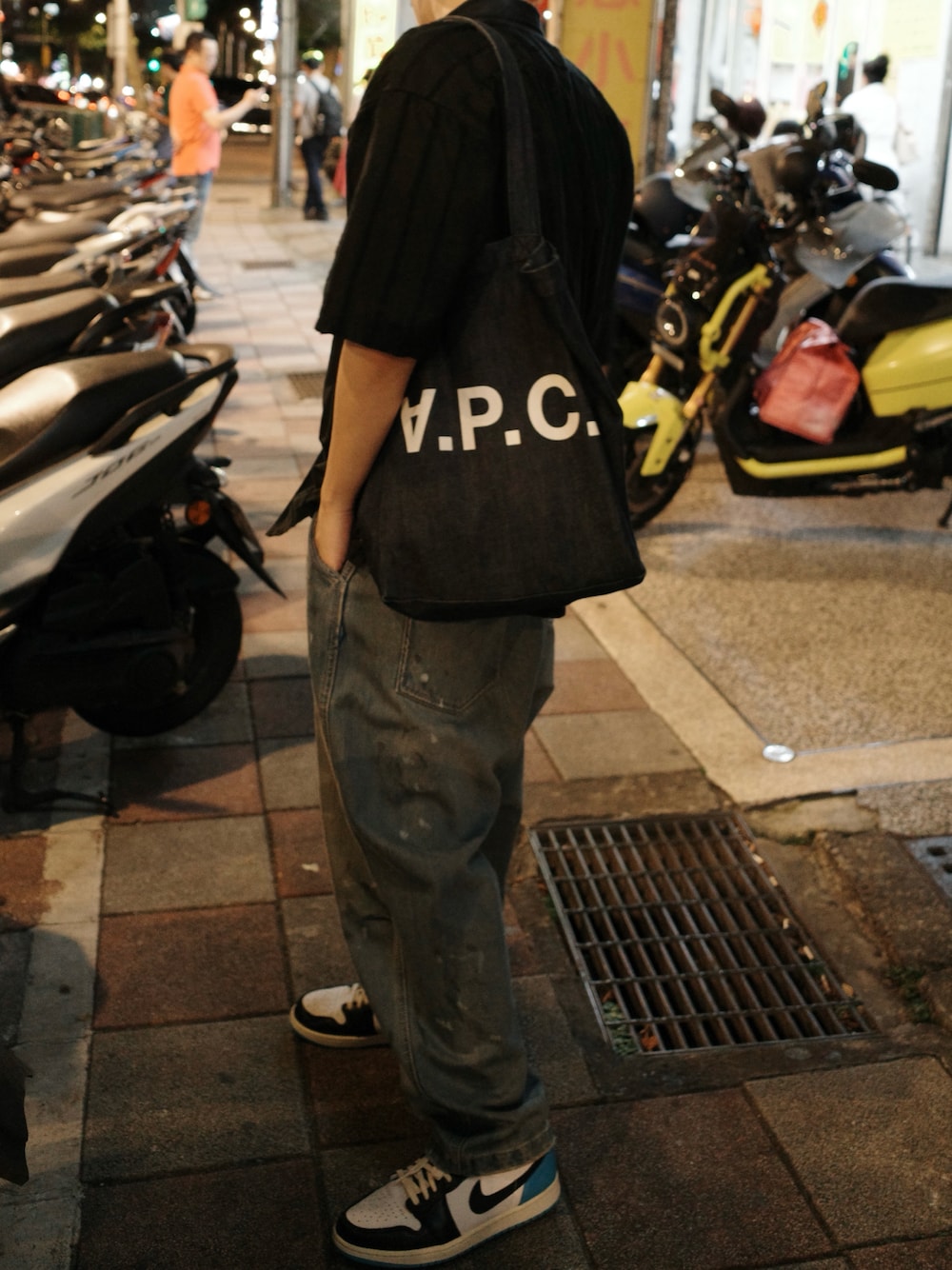 「夏コーデ、シンプルスタイル、いいね、save、フォローお願いします🤑、春夏コーデ」｜「A.P.C.のアイテム（ショルダーバッグ、ブルー系）」を使った、lcylcyさん（メンズ・174cm）の夏コーディネートの1枚目の写真