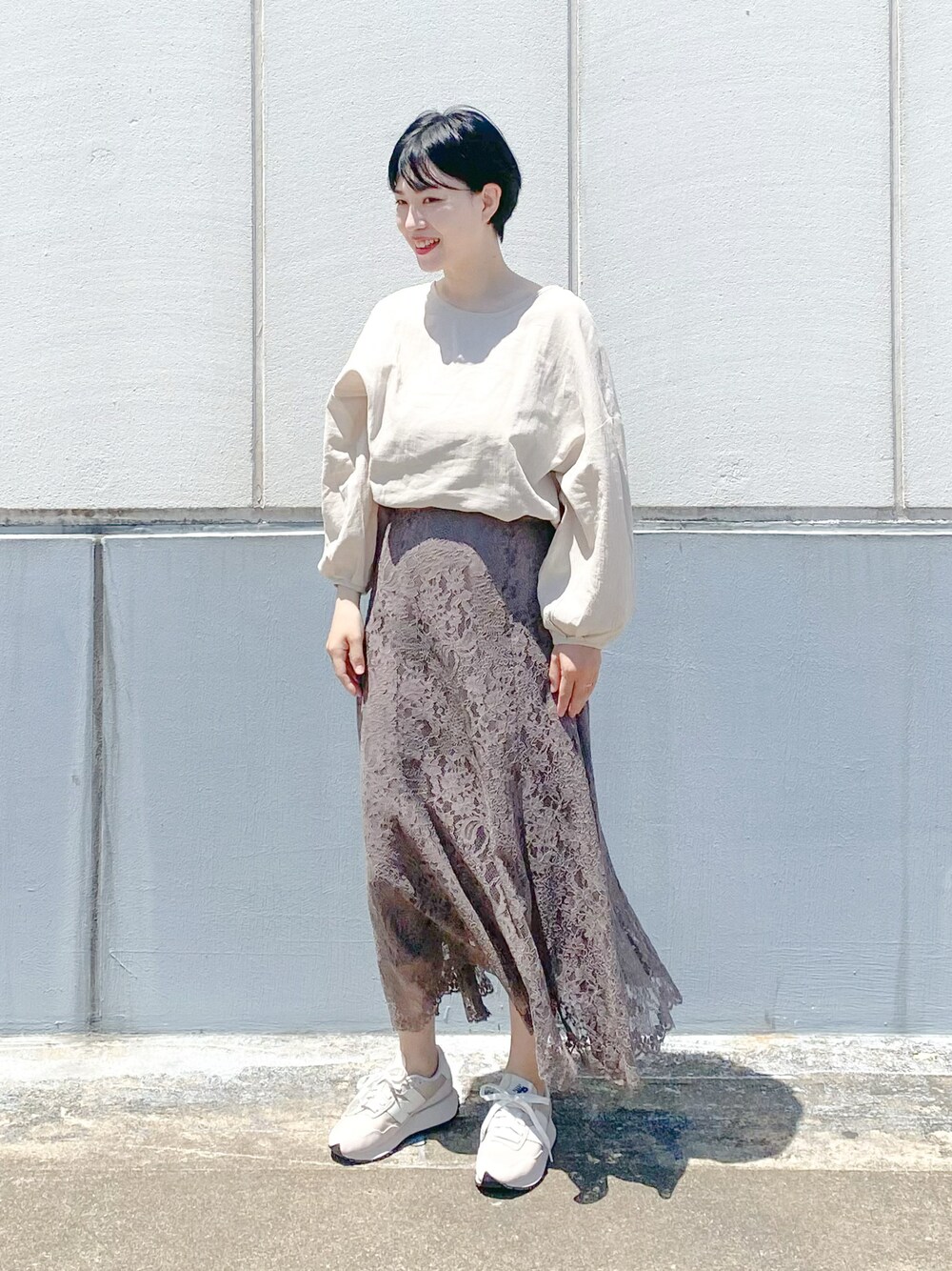 「lauir、couture brooch、New Balance、休日スタイル、ごきげんウィーク、春夏コーデ、ラクチンコーデ、レーススカート」｜「LAUIRのボリュームスリーブバックリボンブラウス（シャツ/ブラウス、ホワイト系）」を使った、まいさん（レディース・164cm）の春コーディネートの1枚目の写真