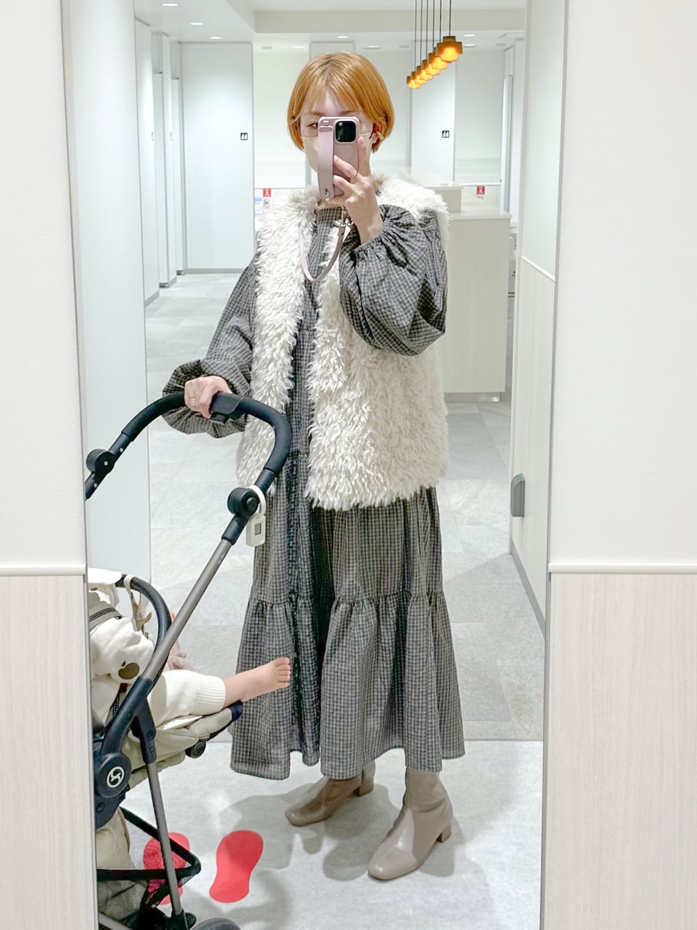 「秋冬コーデ、オトナカジュアル、着回しコーデ、冬コーデ、シンプルスタイル、秋のコーデ、ゆるコーデ、ボアベスト、チェックワンピース、グリーンコーデ、ブーツ」｜「mysticのフェイクファーベスト（ベスト、ホワイト系）」を使った、まいさん（レディース・164cm）の秋コーディネートの1枚目の写真