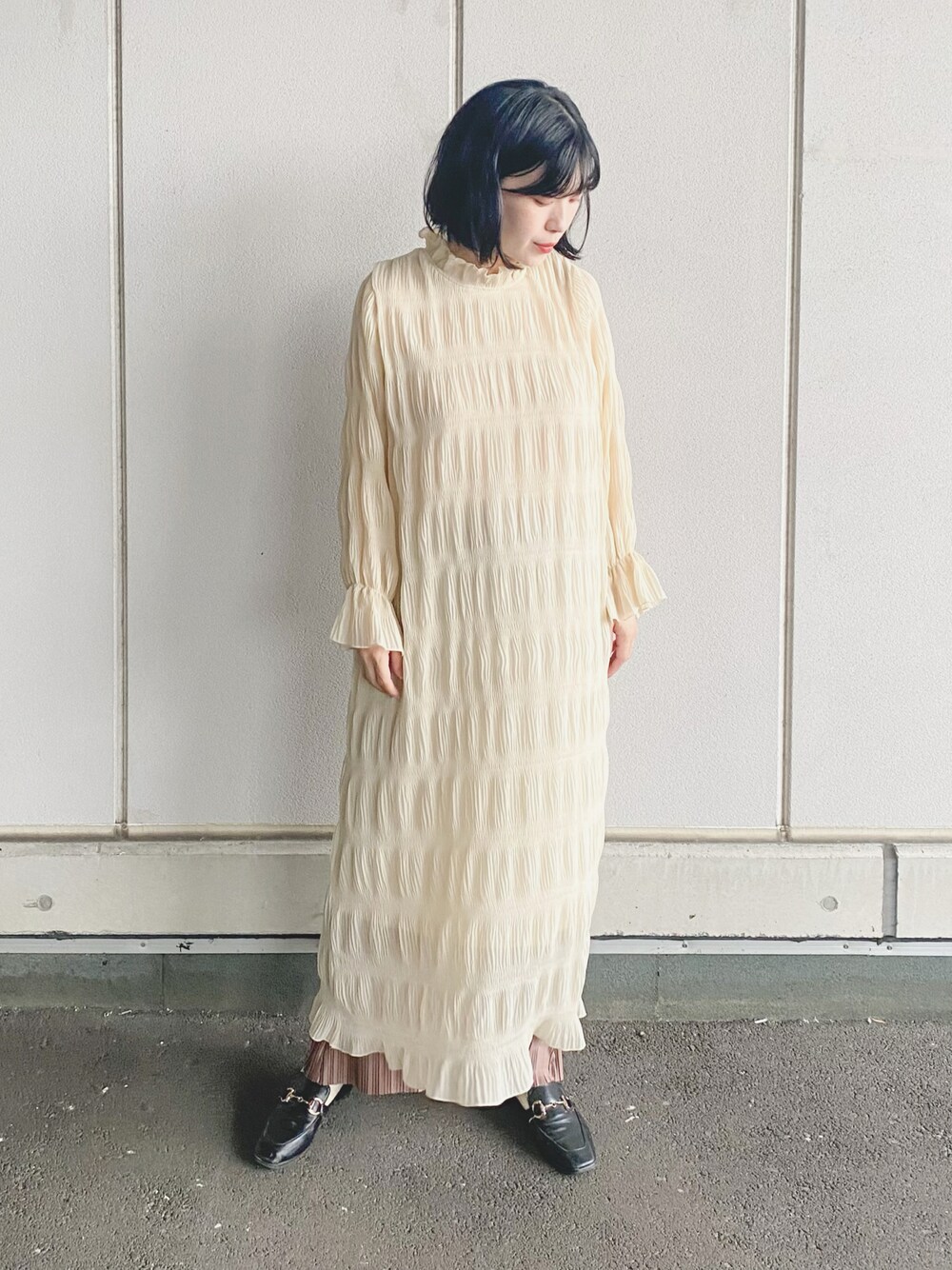 ホワイト系のワンピース、ブラウン系のその他パンツ、ブラック系のローファーを着用したレディースの秋コーディネートの1枚目の写真