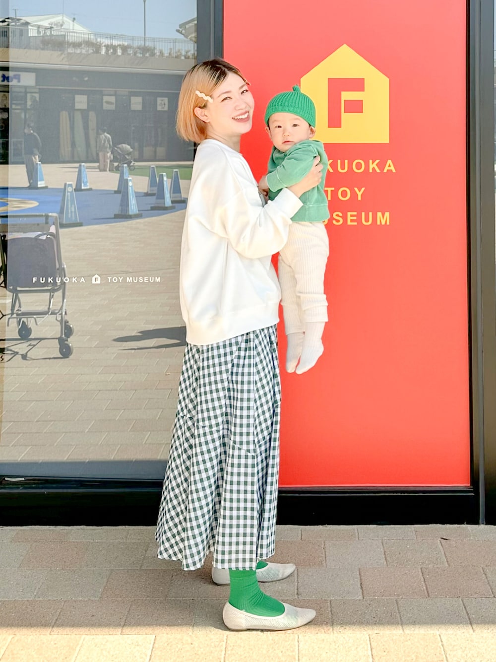 「春服デビュー宣言、春コーデ、休日スタイル、オトナカジュアル、春カラー、グリーンコーデ、ママ＆息子、息子コーデ、春服、ギンガムチェック、プチプラ、春服みてみて、韓国ファッション」｜「ap retroのロゴプリント裏毛ルーズプルオーバー カレッジロゴ（スウェット、ホワイト系）」を使った、まいさん（レディース・164cm）の春コーディネートの1枚目の写真