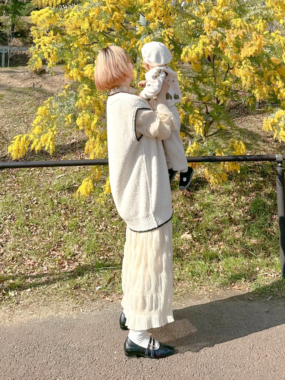 「春服デビュー宣言、シンプル、大人かわいい、今日のコーデ、ラクチンコーデ、春、ママ＆息子、息子コーデ、春色、おでかけコーデ、ベスト、ゆったりコーデ、ショートヘア」｜「Kastaneの【2023SSアイテム/WEB限定】チルデンニットベスト（ベスト、ホワイト系）」を使った、まいさん（レディース・164cm）の春コーディネートの1枚目の写真