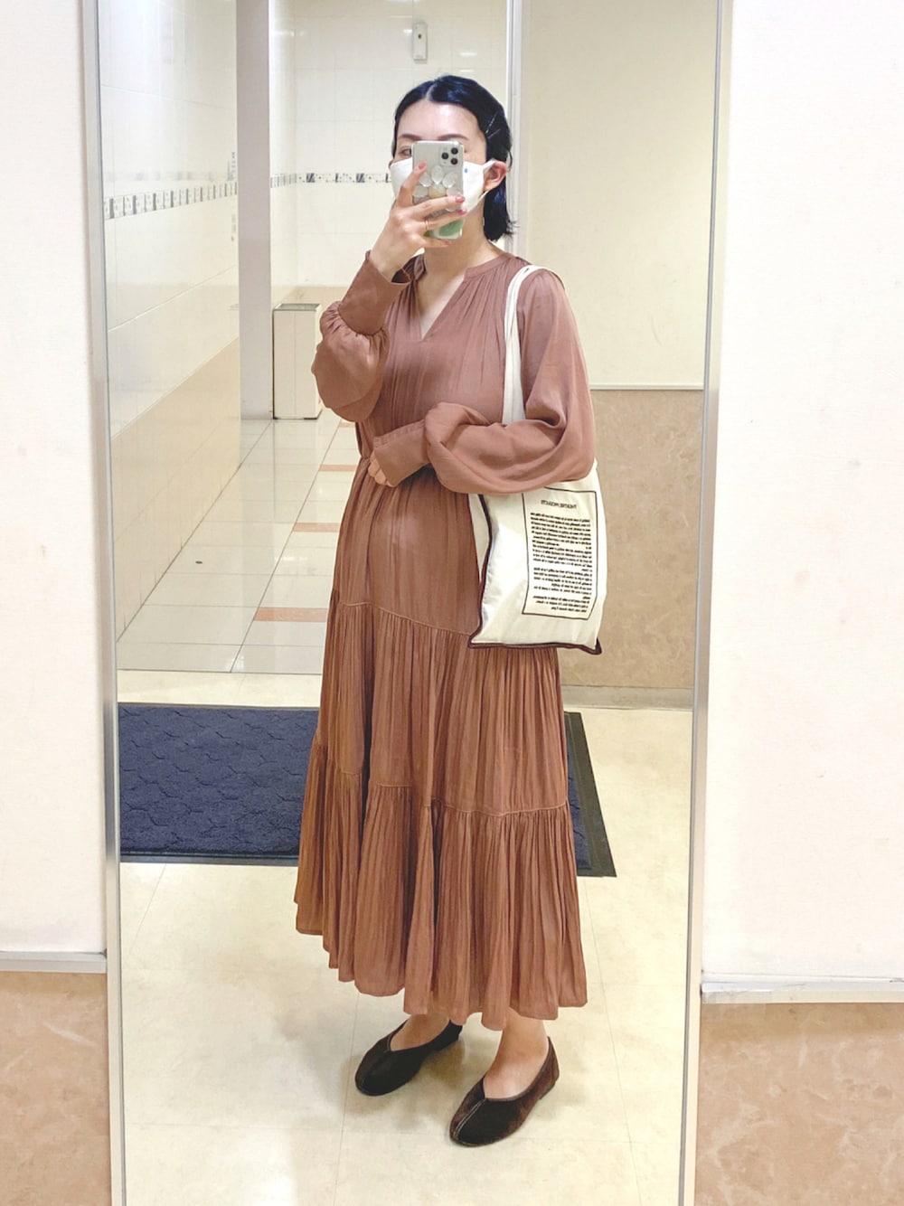 「秋のコーデ、大人カジュアル、休日スタイル、プチプラ、大人コーデ、休日コーデ、きれいめカジュアル、THEATRE PRODUCTS、FELISSIMO、ゆるコーデ、IEDIT、秋服準備はじめました、neuna」｜「IEDITのIEDIT[イディット] プリーツ遣いがドラマティックな しなやかロングワンピース〈ピンクブラウン〉（ワンピース/ドレス、ピンク系）」を使った、まいさん（レディース・164cm）の秋コーディネートの1枚目の写真