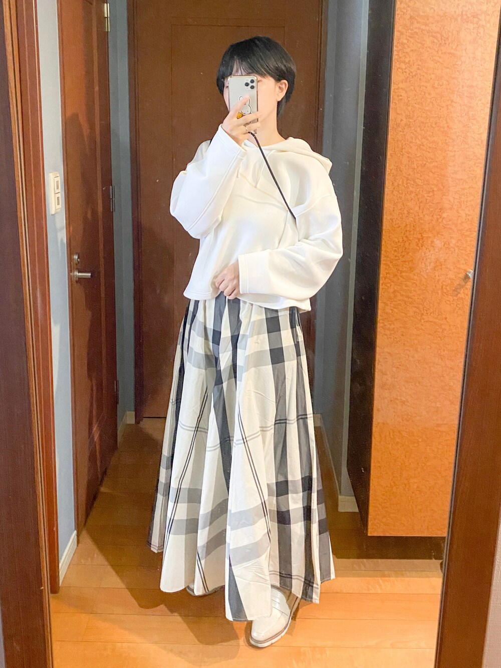 「UNIQLO、春服、オトナカジュアル、チェックスカート、チェック柄に恋してる、ゆるコーデ、プチプラコーデ、お花見コーデ、モノトーンコーデ、大人コーデ、淡色女子、大人女子、ママコーデ」｜「UNIQLOのドライソフトスウェットプルパーカ（長袖）（パーカー、ホワイト系）」を使った、まいさん（レディース・164cm）の春コーディネートの1枚目の写真