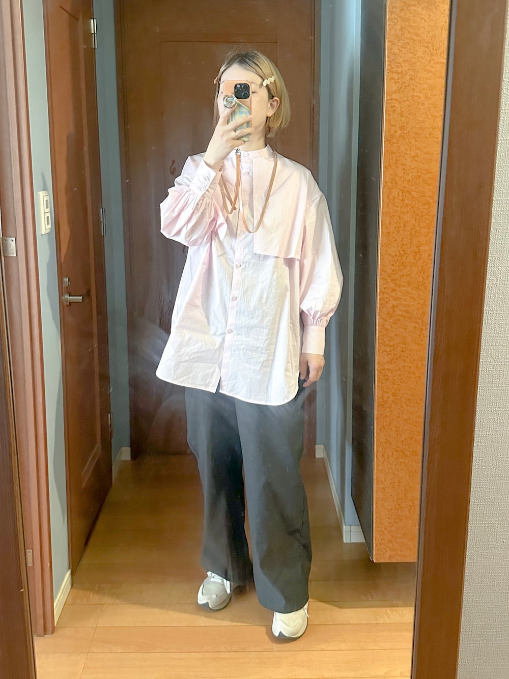 「春服デビュー宣言、シンプルコーデ、ピンクシャツ、ピンクコーデ、休日コーデ、春コーデ、パンツスタイル、大人カジュアル、スニーカー、休日スタイル、私の推しブランド、春服、春服コーデ、スニーカー女子」｜「Bonjour Saganのブロードケープシャツ（シャツ/ブラウス、ピンク系）」を使った、まいさん（レディース・164cm）の春コーディネートの1枚目の写真