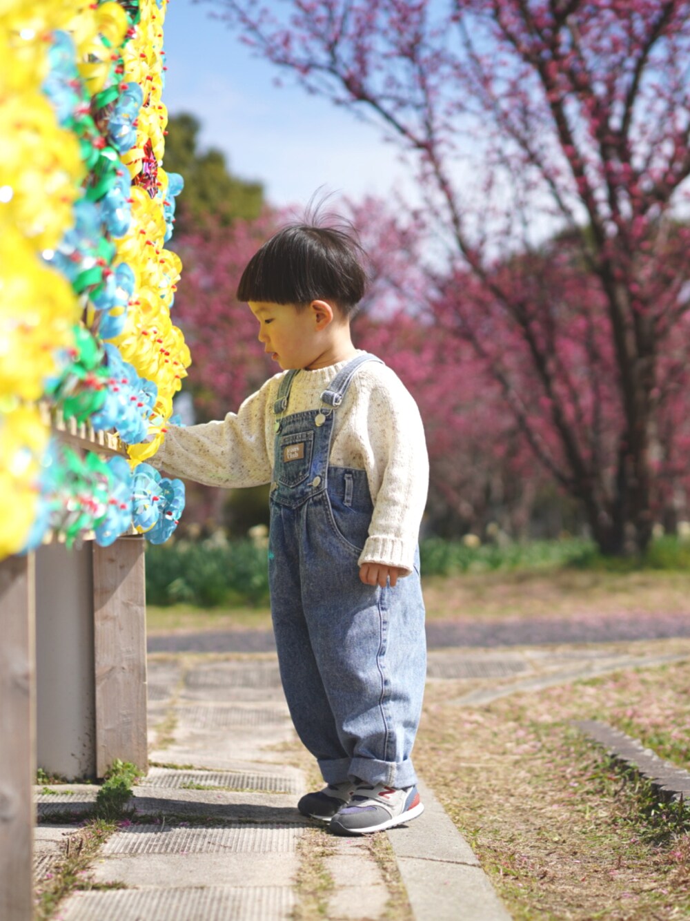 「休日スタイル、楽チンコーデ、カジュアルコーデ、GROWN、TWIN COLLECTIVE、サロペット、息子コーデ」｜「GROWNのアイテム（ニット/セーター、ベージュ系）」を使った、まいさん（レディース・164cm）の冬コーディネートの1枚目の写真