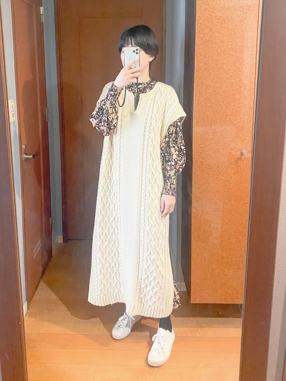 「大人カジュアル、春服、カジュアル、きれいめカジュアル、シンプルコーデ、スニーカーコーデ、大人女子、ナチュラル、ニットベスト、花柄ワンピース」｜「VACANCYの【VACANCY】ケーブルビックスリーブニットベストワンピース（ベスト、ベージュ系）」を使った、まいさん（レディース・164cm）の春コーディネートの1枚目の写真