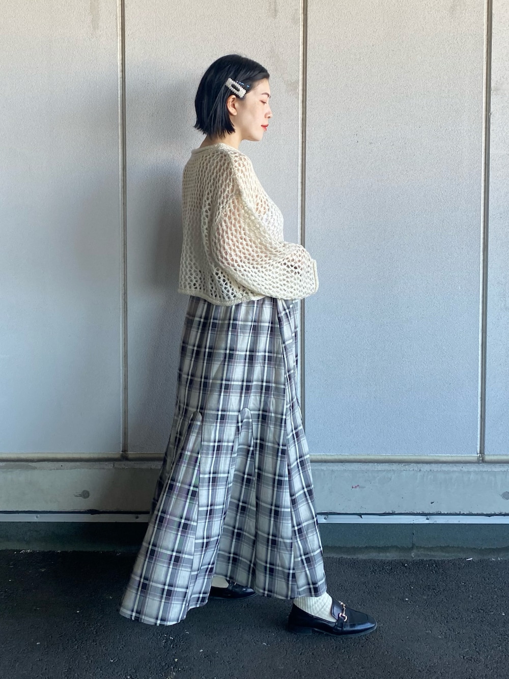 ホワイト系のニット/セーター、グレー系のスカート、ブラック系のローファーを着用したレディースの秋コーディネートの1枚目の写真