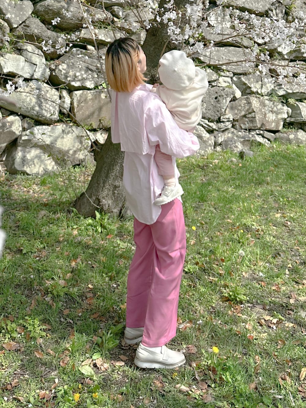 「オトナ女子、春、お花見コーデ、ピンクコーデ、リンクコーデ、むすこーで、ママ＆息子、パンツコーデ、シンプルスタイル、大人かわいい、春夏コーデ、ゆるコーデ、ママファッション」｜「Bonjour Saganのブロードケープシャツ（シャツ/ブラウス、ピンク系）」を使った、まいさん（レディース・164cm）の春コーディネートの1枚目の写真