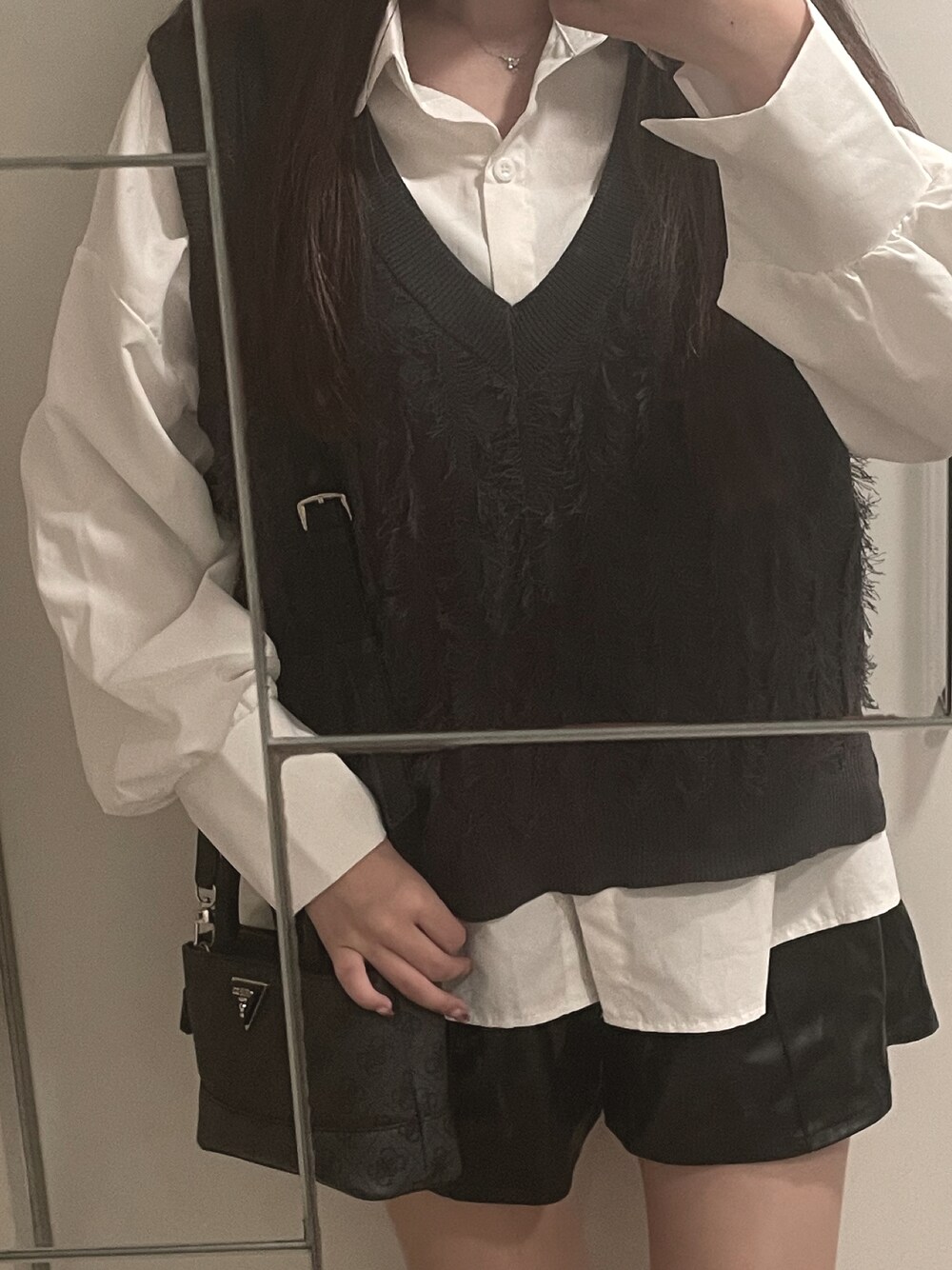 「秋服、秋服コーデ、レザー、ベスト」｜「SHEINのアイテム（シャツ/ブラウス、ホワイト系）」を使った、kaho116さん（骨格ウェーブ・レディース・163cm）の秋コーディネートの1枚目の写真