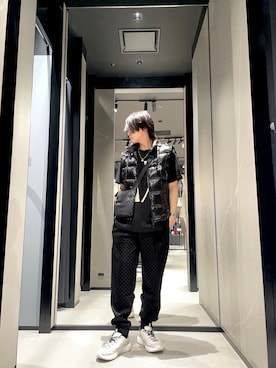 「ARMANI EXCHANGE（アルマーニエクスチェンジ）の【A|X アルマーニ エクスチェンジ】グロッシー ダウンベスト（ダウンベスト、ブラック系）」を使った、S.HIDEKIさん（メンズ・176cm）の秋コーディネート