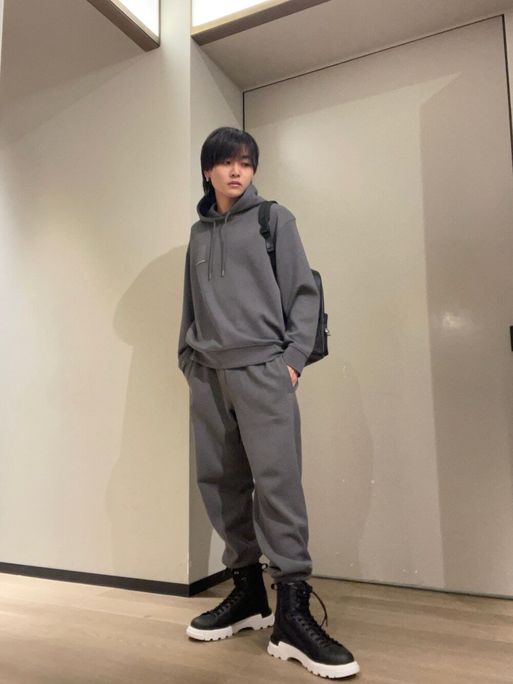 「armaniexchange、ARMANIEXCHANGE、アルマーニエクスチェンジ、AXchanger、セットアップ、スウェット、休日スタイル、パーカー、ブーツ」｜「ARMANI EXCHANGEの【A|X アルマーニ エクスチェンジ】AL AXロゴパッチ　フーデッドスウェットプルオーバー（EC限定カラー含）（スウェット、ベージュ系）」を使った、S.HIDEKIさん（メンズ・176cm）の冬コーディネートの1枚目の写真