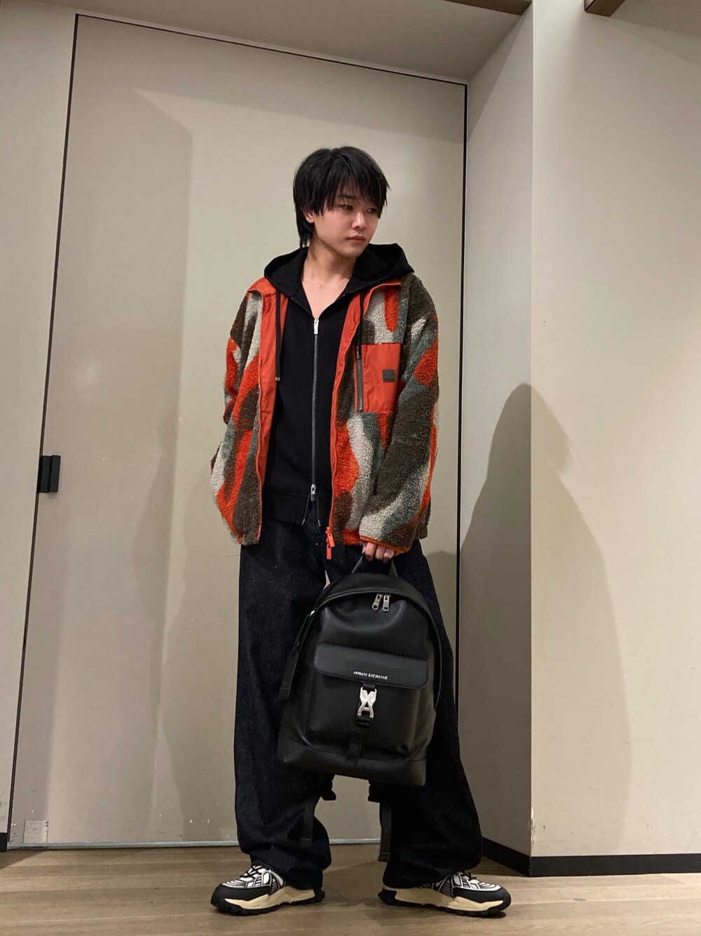 「アルマーニエクスチェンジ、armaniexchange、ARMANIEXCHANGE、AXchanger、秋っぽコーデ更新中、秋服コーデ、フリース、オトナカジュアル、パーカー、バギーデニム」｜「ARMANI EXCHANGEの【A|X アルマーニ エクスチェンジ】ロゴバックル　バックパック（バックパック/リュック、ブラック系）」を使った、S.HIDEKIさん（メンズ・176cm）の秋コーディネートの1枚目の写真