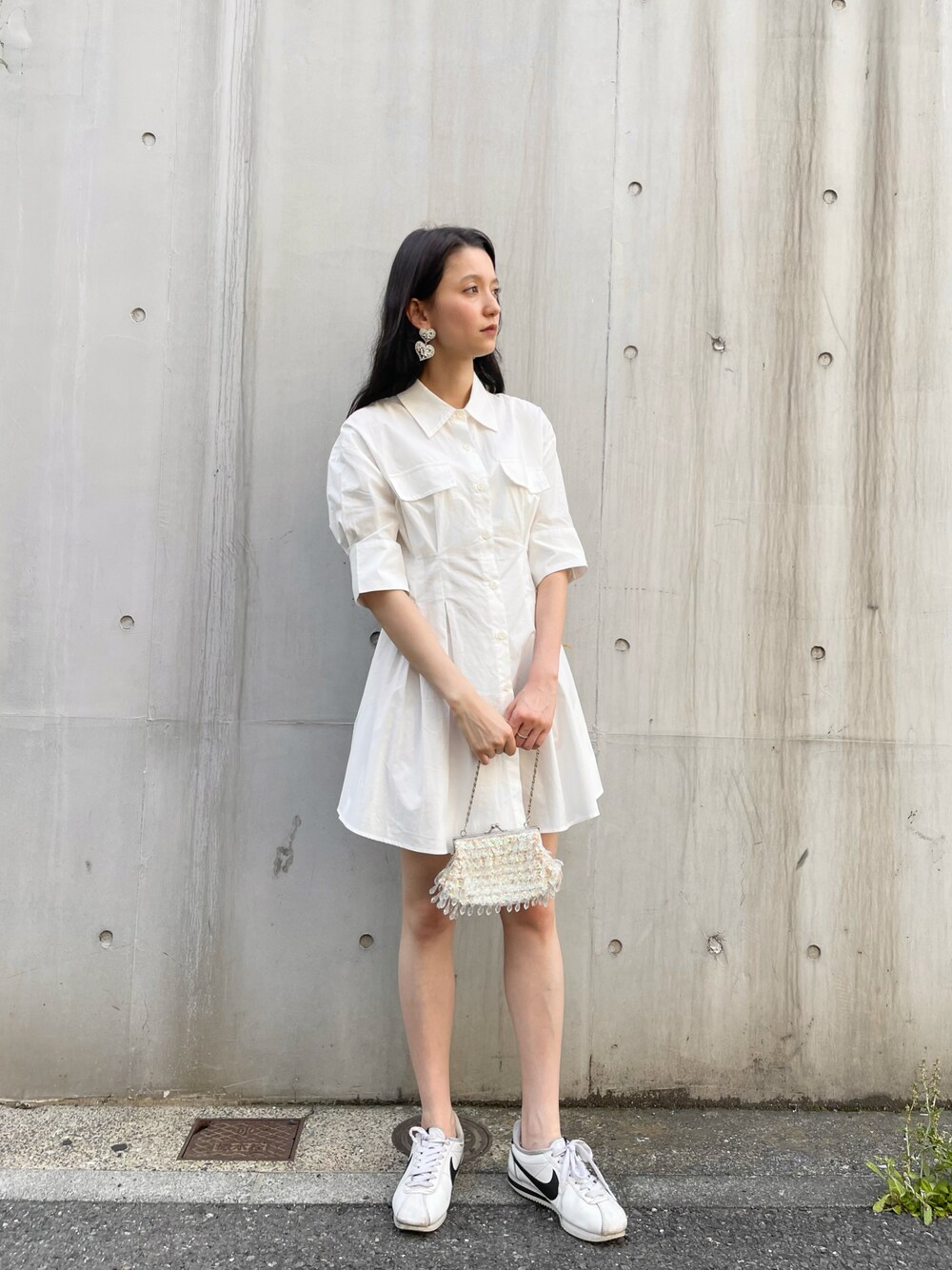 「ラポミプチ」｜「LA POMME petitのタックデザインカジュアルワンピース/Tucked Mini One Piece【LA POMME petit/ラポミ・プチ】（ワンピース、ホワイト系）」を使った、lapommepetit_staffさん（レディース・160cm）の夏コーディネートの1枚目の写真