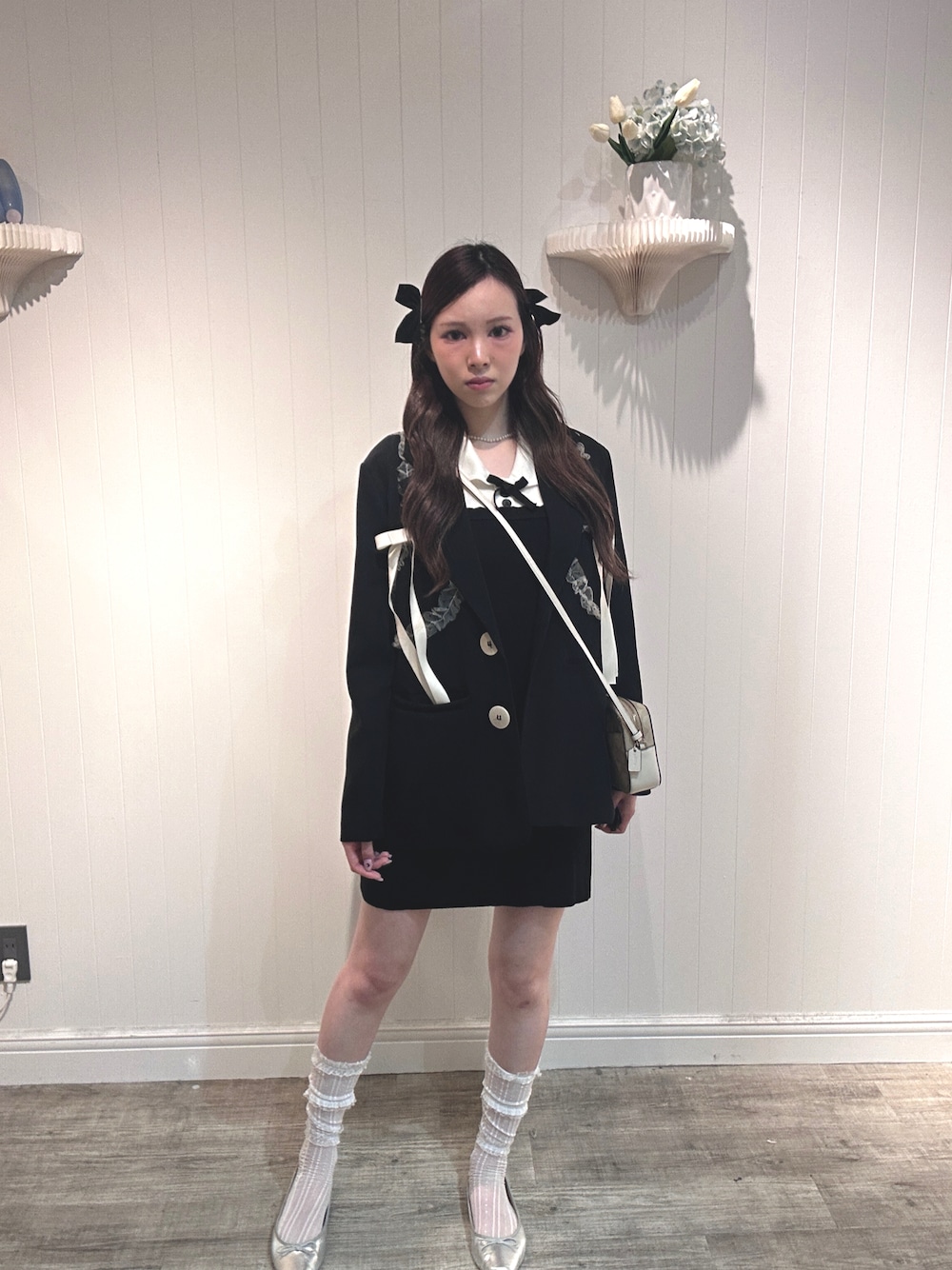 「休日スタイル、お出かけコーデ、大人ガーリー、レース、秋コーデ、秋先取りコーデ」｜「LA POMME petitのフレンチフリルニットワンピース French Frill Knitting One Piece（ワンピース、ブラック系）」を使った、lapommepetit_staffさん（レディース・165cm）の夏コーディネートの1枚目の写真
